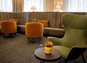 埃森Hotel Essener Hof; Sure Hotel Collection by Best Western的客厅配有沙发、两把椅子和一张桌子