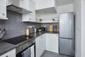 哈利法克斯Halifax Gorgeous New Home - 3 bedrooms的厨房配有白色橱柜和白色冰箱。