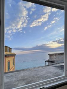 卡莫利Via Garibaldi 75 - Attic sea view的从窗户可欣赏到海景