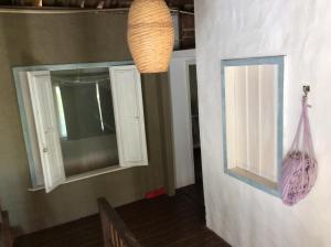阿布拉奥Casa Grande Flats的一间设有两扇窗户和一盏灯的房间
