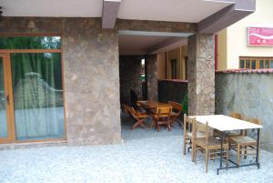 南埃福列西尔维娅别墅旅馆的一个带桌椅和石墙的庭院