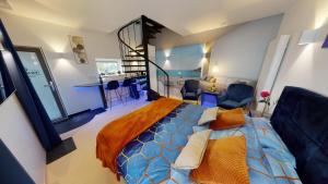 比林根B&B Ferienhof AB Wellness Suite的一间卧室设有一张床和一间客厅。