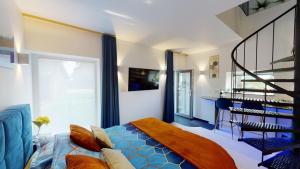 比林根B&B Ferienhof AB Wellness Suite的一间卧室设有蓝色的床和楼梯。