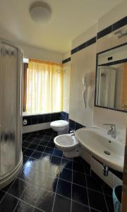 奥萨纳艾尔曼尼埃罗酒店的一间带两个盥洗盆和淋浴的浴室