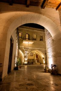 格雷梅奥斯曼贝岩洞酒店的拱门楼里空的走廊