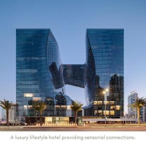 迪拜ME Dubai by Meliá的一家豪华的生活方式酒店,为数笔商业交易提供动力