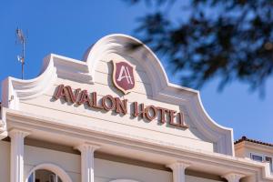 扎金索斯镇Avalon Palace Hotel - Adults Only的建筑顶部的酒店标志