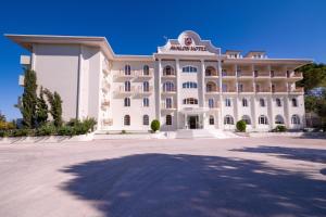 扎金索斯镇Avalon Palace Hotel - Adults Only的蓝色天空的白色大建筑