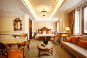 基多广场大酒店的酒店客房配有一张床铺和一张桌子。