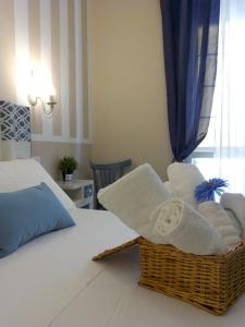 夸尔图-圣埃莱娜A casa di nonna的一间卧室,床上有一篮毛巾