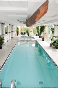 基洛纳Hotel Eldorado at Eldorado Resort的大楼内的一个蓝色海水游泳池