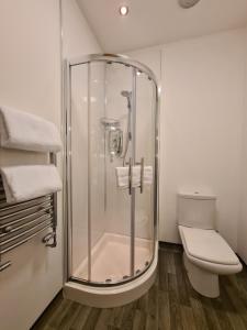 奥克姆Rutland Rooms的带淋浴和卫生间的浴室