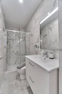 大加那利岛拉斯帕尔马斯Malibú Canteras Studio 8 - Playa, WiFi, SmartTV, AC的白色的浴室设有水槽和淋浴。