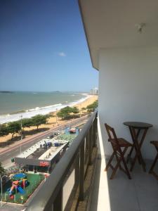 维拉维尔哈SUÍTE ITAPARICA Praia Dourada的享有海滩和海洋景致的阳台