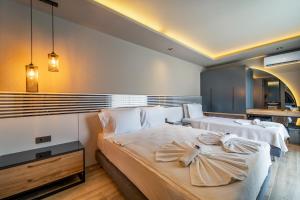 厄吕代尼兹S3海马海滩俱乐部酒店的一间卧室配有两张带白色枕头的床