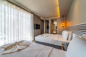 厄吕代尼兹S3海马海滩俱乐部酒店的酒店客房设有两张床和大窗户。