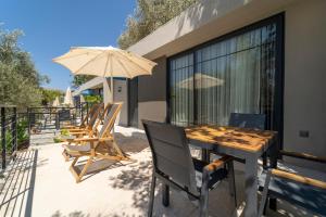 厄吕代尼兹S3海马海滩俱乐部酒店的庭院配有桌椅和遮阳伞。