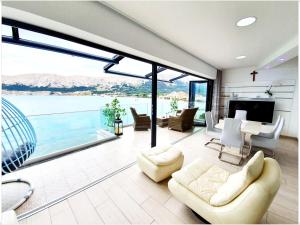 巴斯卡Apartments Palada 1的享有水景的客厅