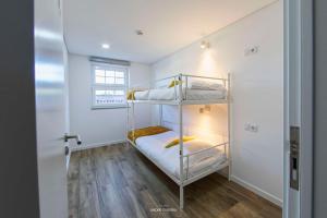 拉梅戈Host'olaria的一间卧室配有两张双层床。