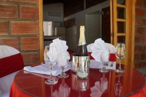 圣菲德安蒂奥基亚创始人宾馆的一张桌子上摆放着一瓶葡萄酒和酒杯