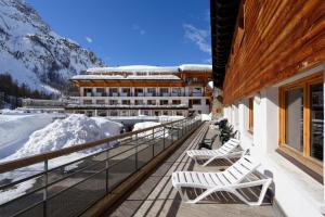 瓦勒迪泽尔Village vacances de Val d'Isère的一座拥有雪覆盖山脉的酒店阳台