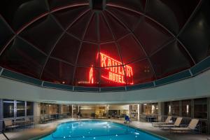 罗切斯特卡乐格兰德塔尔酒店的一座红色标志建筑中的大型游泳池