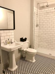 布里斯托Historic two bed apartment in Heart of the City的白色的浴室设有水槽和卫生间。