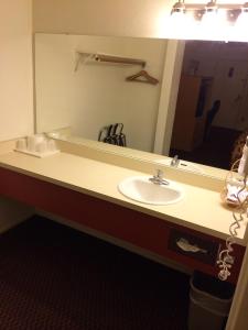 埃尔森特罗Value Inn & Suites的一间带水槽和大镜子的浴室