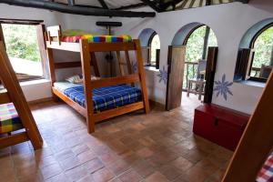 库里蒂El Refugio Hostel Curití的一间带双层床的卧室,位于带窗户的客房内