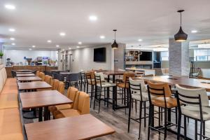 Comfort Inn JFK Airport餐厅或其他用餐的地方