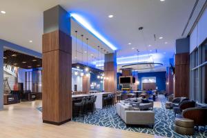 纳什维尔La Quinta Inn & Suites by Wyndham Nashville Downtown Stadium的大堂,设有酒吧和椅子