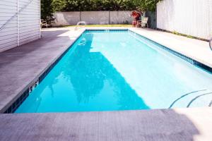 斯波坎Howard Johnson by Wyndham Spokane的一座蓝色的游泳池