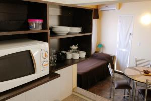 门多萨巴拉奇洛复式公寓的带微波炉和桌子的小厨房