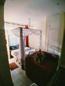 尼亚利尼亚利海景精品酒店的一间卧室配有一张床和一张带天蓬的沙发