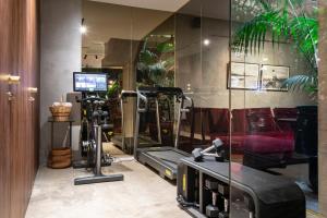 米兰Vico Milano的一个带跑步机和玻璃墙的健身房