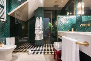 米兰Vico Milano的带浴缸、卫生间和盥洗盆的浴室