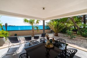 苏科尚Marina-Bay-Resort的海景天井上的餐桌和椅子