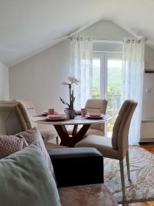 索科矿泉村AS Delux Apartmani的客厅配有桌椅和窗户。