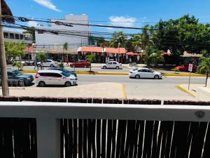 图卢姆Corazon de Tulum的停车场内停车的街道景色