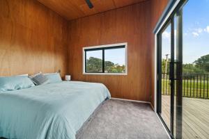 Kapiti Heights - Ōtaki Beach Holiday Home客房内的一张或多张床位