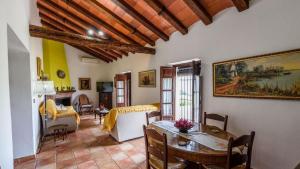皮萨拉Casa La Vina del Arenal Pizarra by Ruralidays的客厅配有桌子和沙发