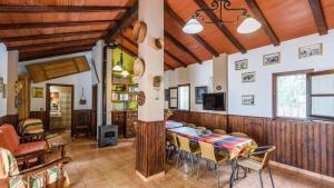 皮萨拉Casa La Vina del Arenal Pizarra by Ruralidays的一间带桌椅的用餐室