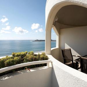 穆卢拉巴桑给巴尔曼特拉酒店的阳台享有海景。