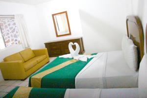 特克塞丁戈Hotel Ameyali Tequesquitengo的配有一张床和一把椅子的酒店客房