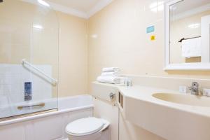 大雅茅斯The Carlton Hotel的白色的浴室设有卫生间和水槽。