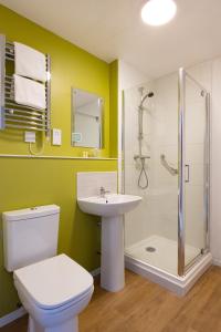 阿罗柴尔The Caledonian Claymore Hotel的浴室配有卫生间、盥洗盆和淋浴。