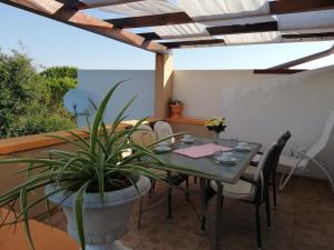 扎顿Apartment Ljilja - 250m from beach的庭院配有桌椅和植物