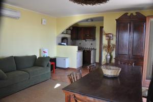 塔维亚诺Corte degli Aranci Casa Vacanze的客厅配有沙发和桌子