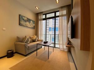 新加坡Momentus Serviced Residences Novena的客厅配有沙发和桌子