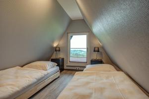 布罗特罗德Ferienhaus Hohe Klinge的带窗户的客房内的两张床